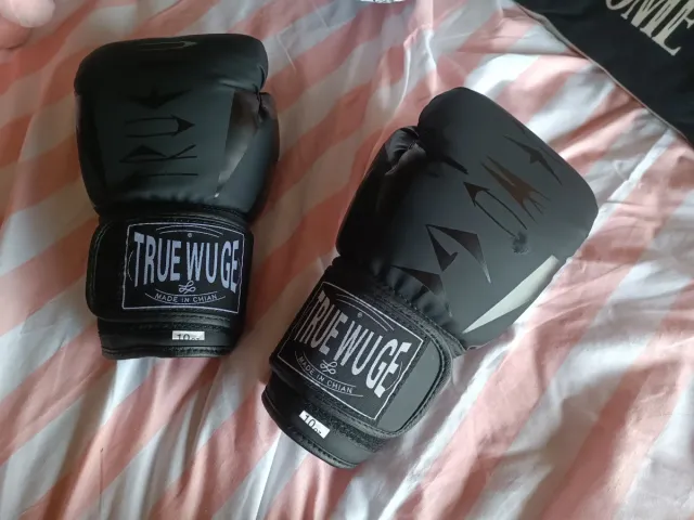 Guantes de boxeo True Wuge negros.
