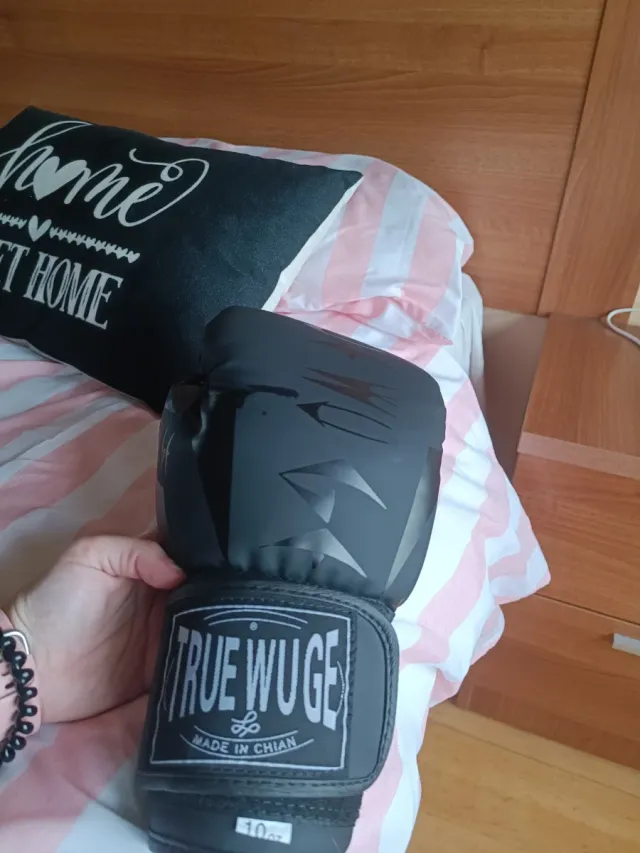 Guantes de boxeo True Wuge negros.
