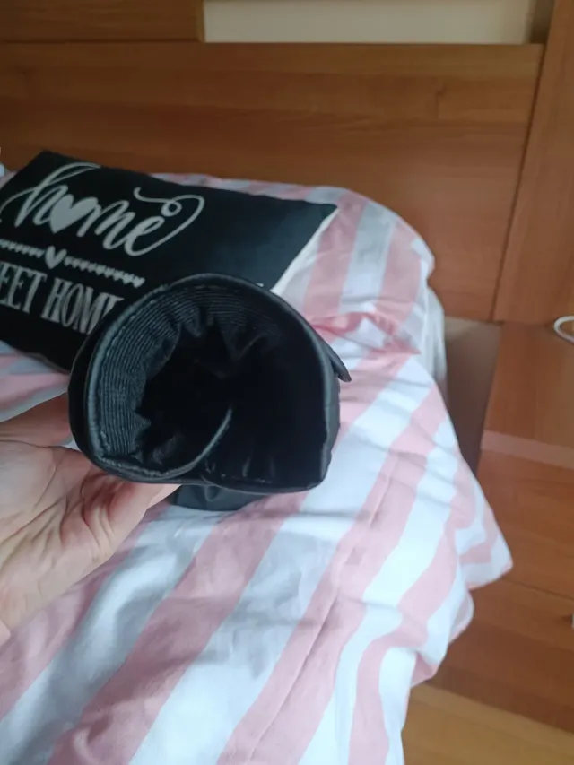 Guantes de boxeo True Wuge negros.