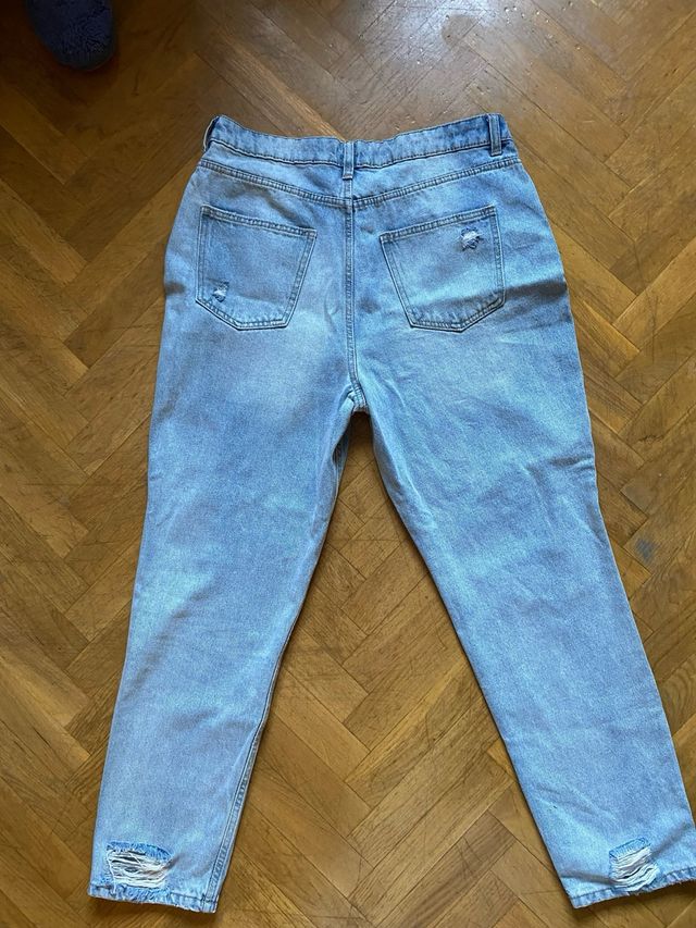 Vaqueros rotos efecto desgastado