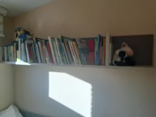 Cama rinconera juvenil, mesita y estantería pared.