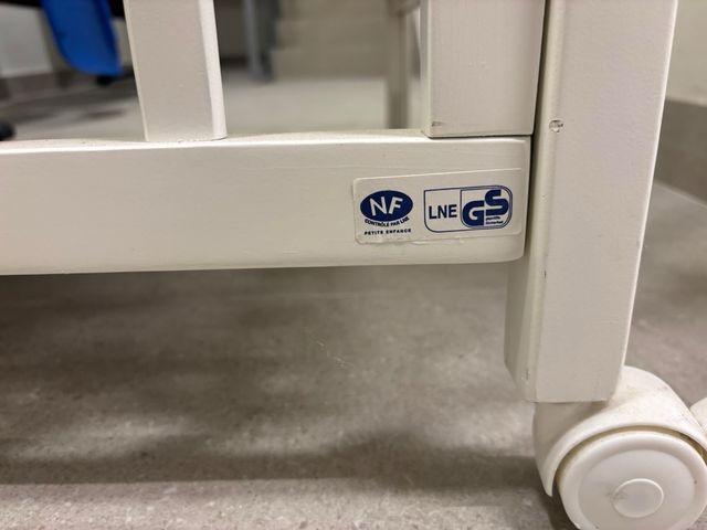 Cuna de bebé blanca con colchón