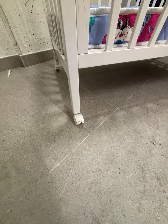 Cuna de bebé blanca con colchón