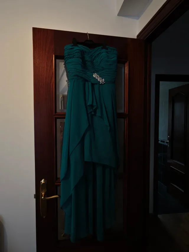 Vestido verde pedrería boda fiesta