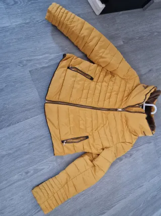 Cazadora acolchada mujer amarilla