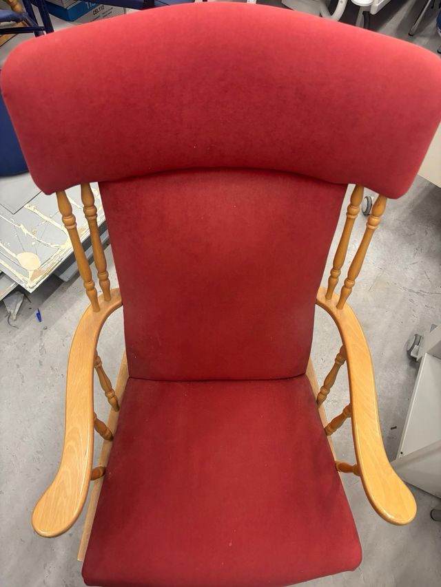 Sillón Mecedora Rojo y Madera