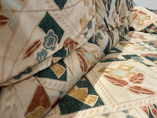 Sofá sencillo de tela estampado