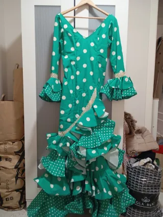 Traje de flamenca verde lunares blancos