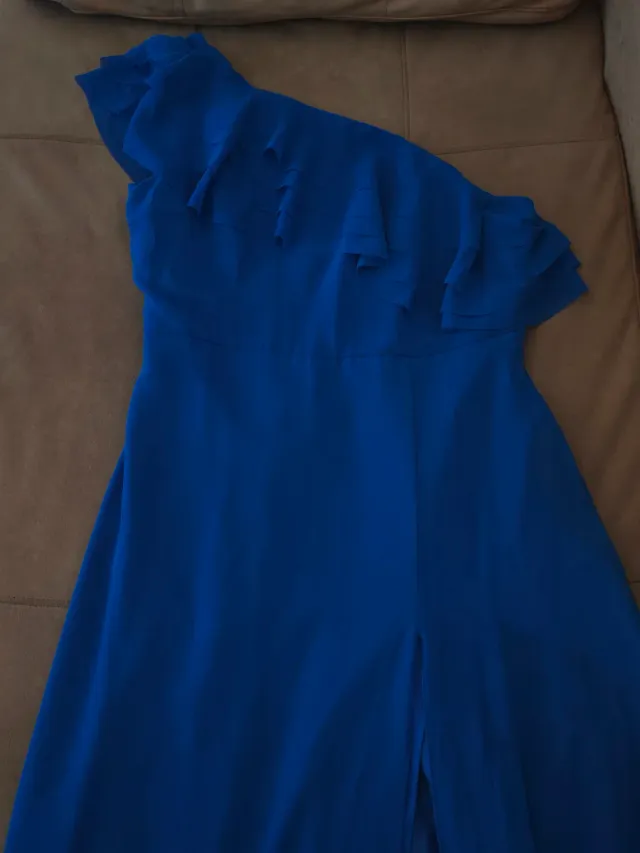 Vestido largo asimétrico con abertura