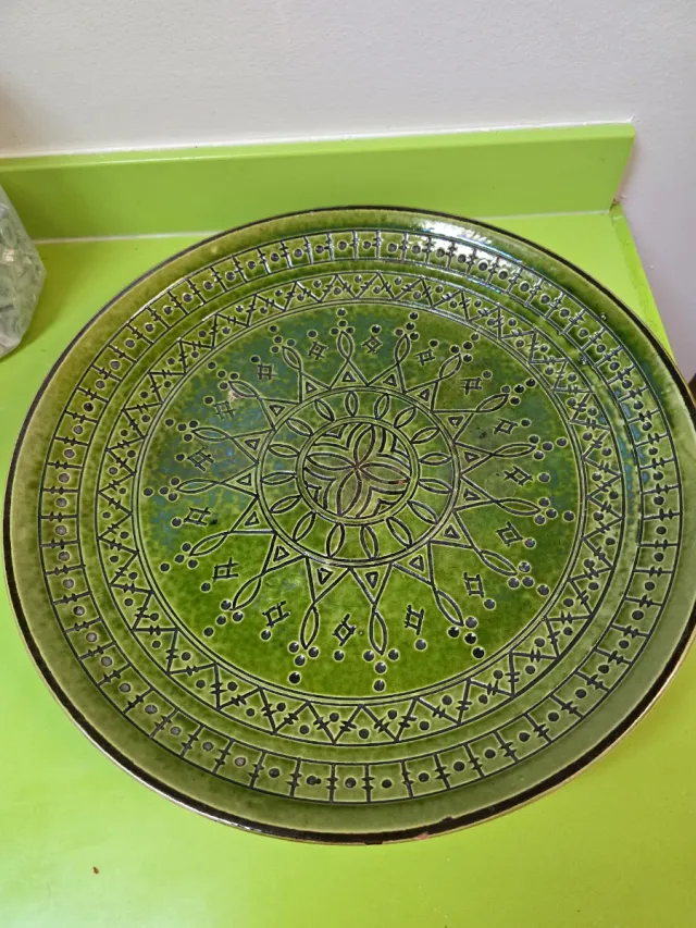 Plato de cerámica verde decorado