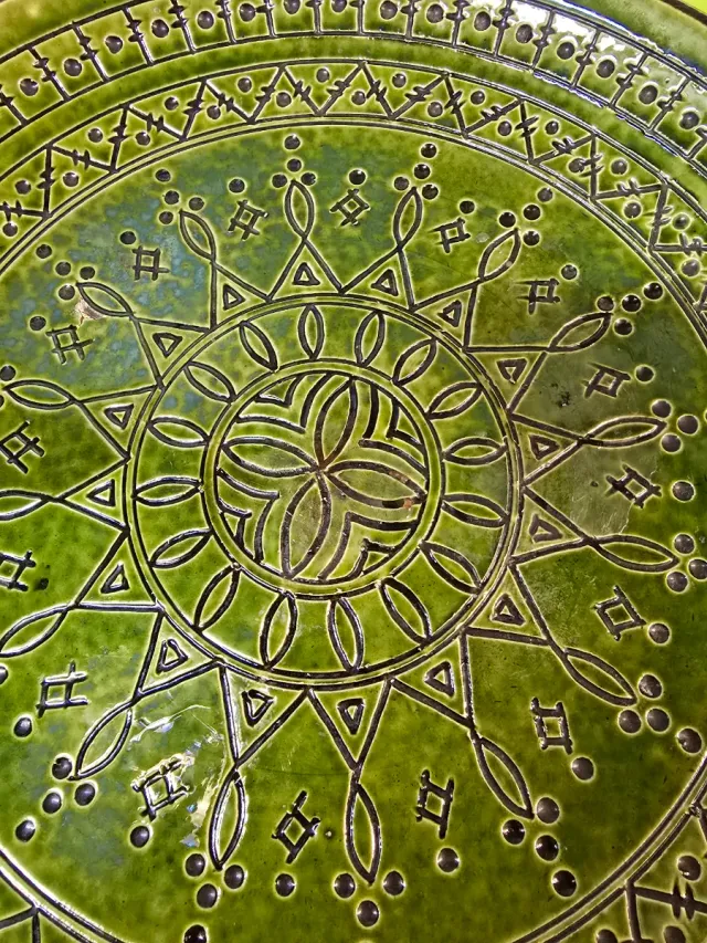Plato de cerámica verde decorado