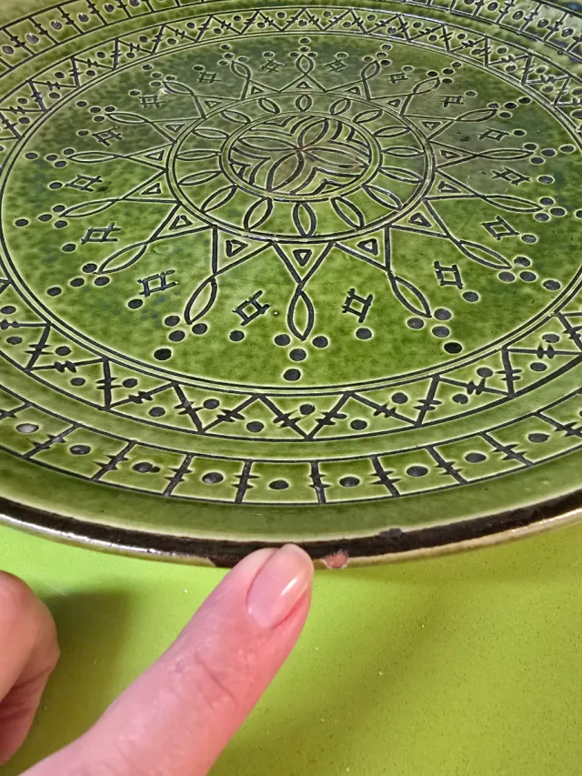 Plato de cerámica verde decorado