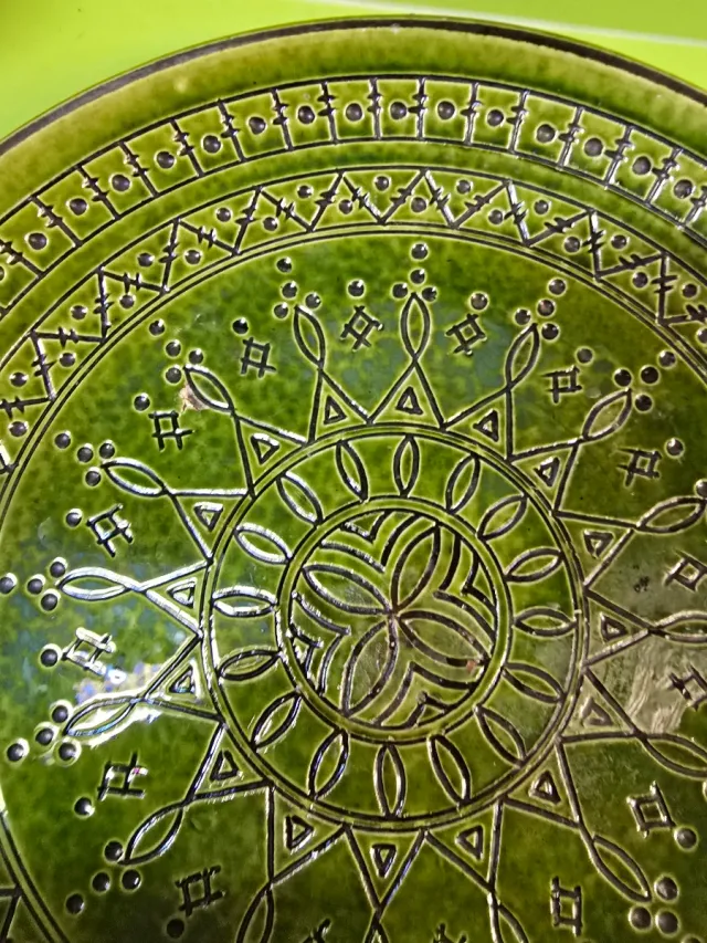 Plato de cerámica verde decorado