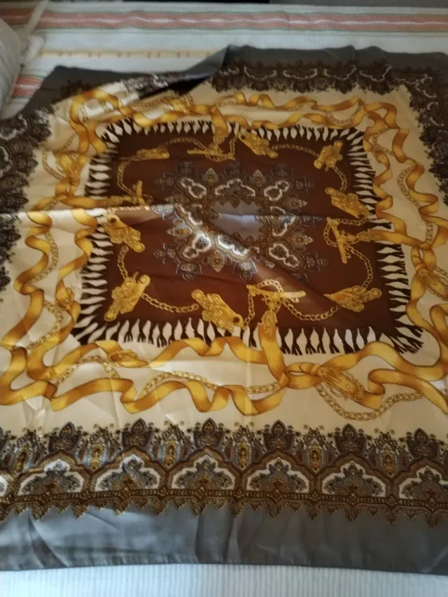 Lenço Dourado e Castanho com Padrão