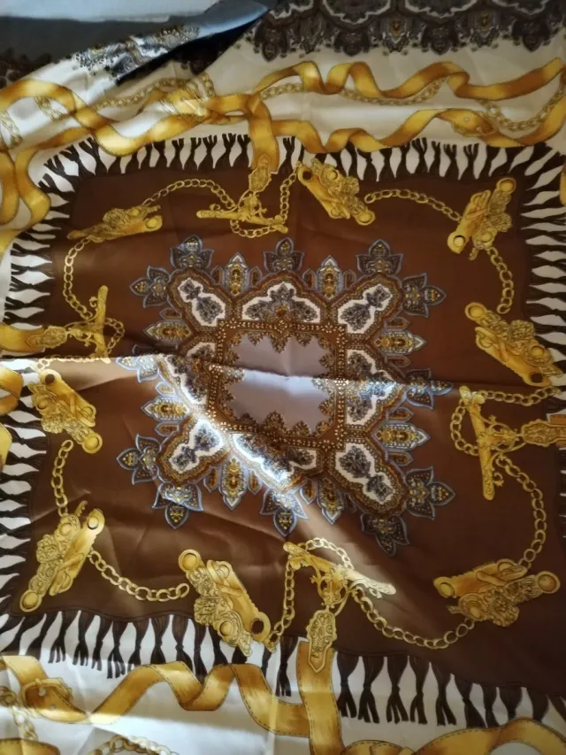 Lenço Dourado e Castanho com Padrão