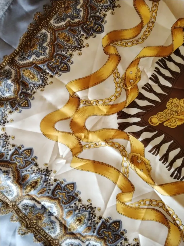 Lenço Dourado e Castanho com Padrão