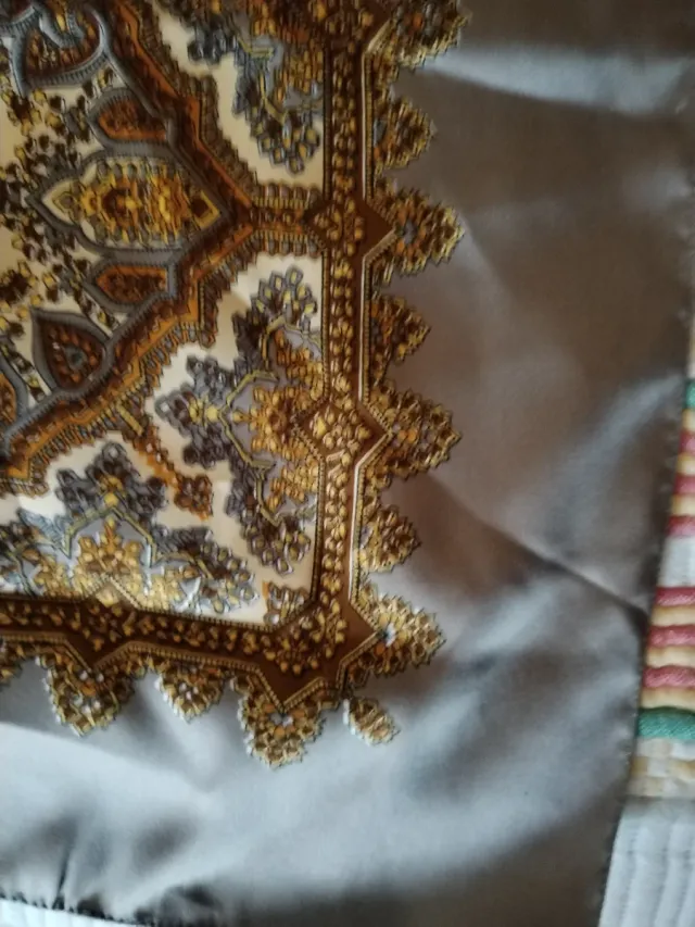 Lenço Dourado e Castanho com Padrão