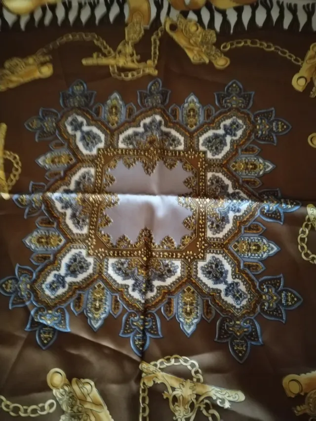 Lenço Dourado e Castanho com Padrão