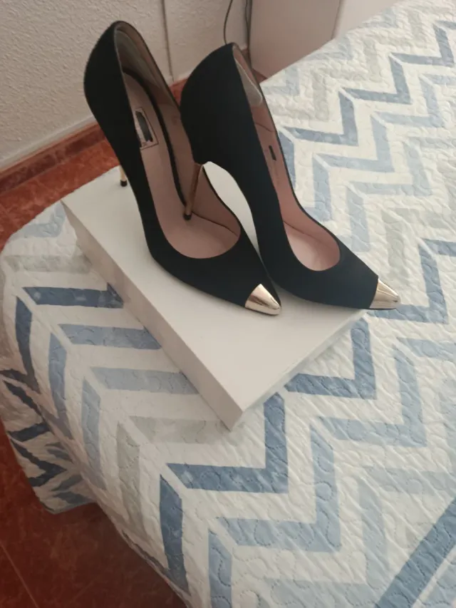 Zapatos de piel negros sin estrenar son de ante