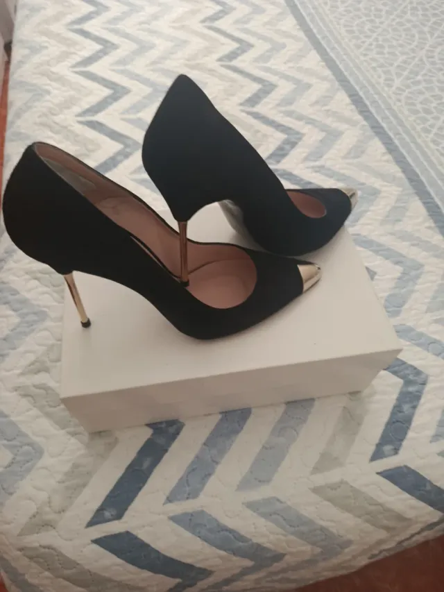 Zapatos de piel negros sin estrenar son de ante