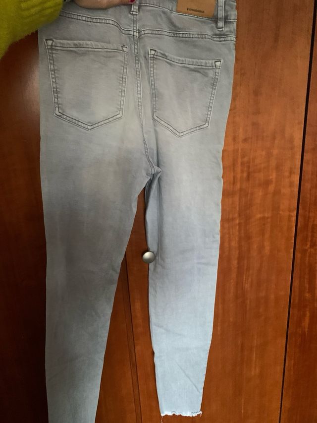 Pantalones pitillo grises