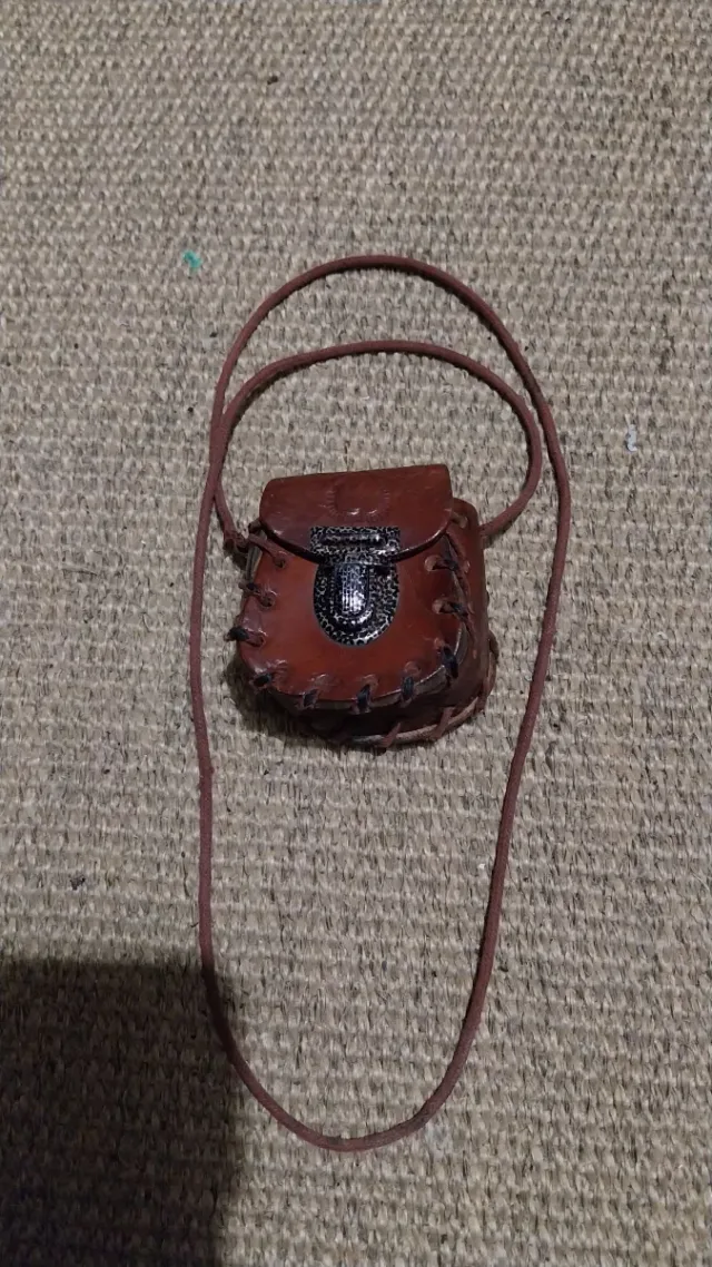 Bolso belloero de cuero pequeño con cordón