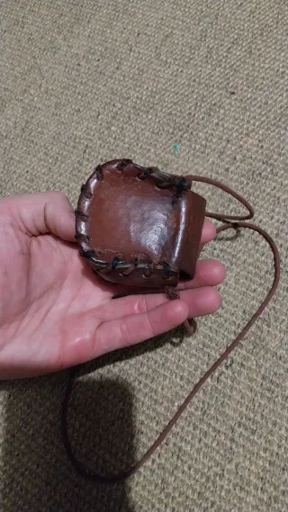 Bolso bellotero cuero pequeño con cordón