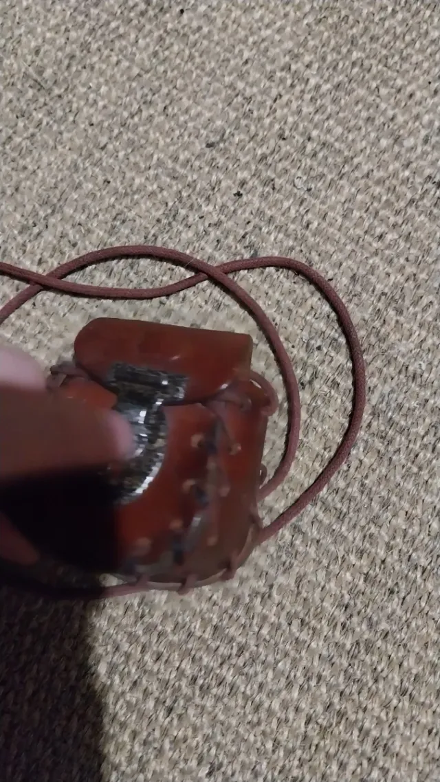 Bolso belloero de cuero pequeño con cordón