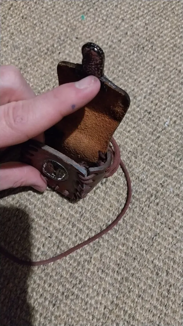 Bolso belloero de cuero pequeño con cordón