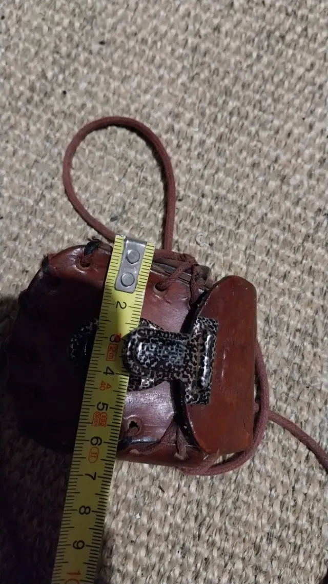 Bolso belloero de cuero pequeño con cordón