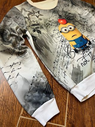 Sudadera Los Minions blanca y gris Talla S flores