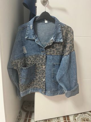 Chaqueta vaquera con estampado de leopardo