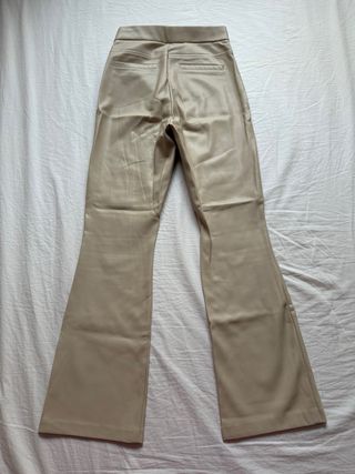 Pantalones campana Zara beige efecto cuero