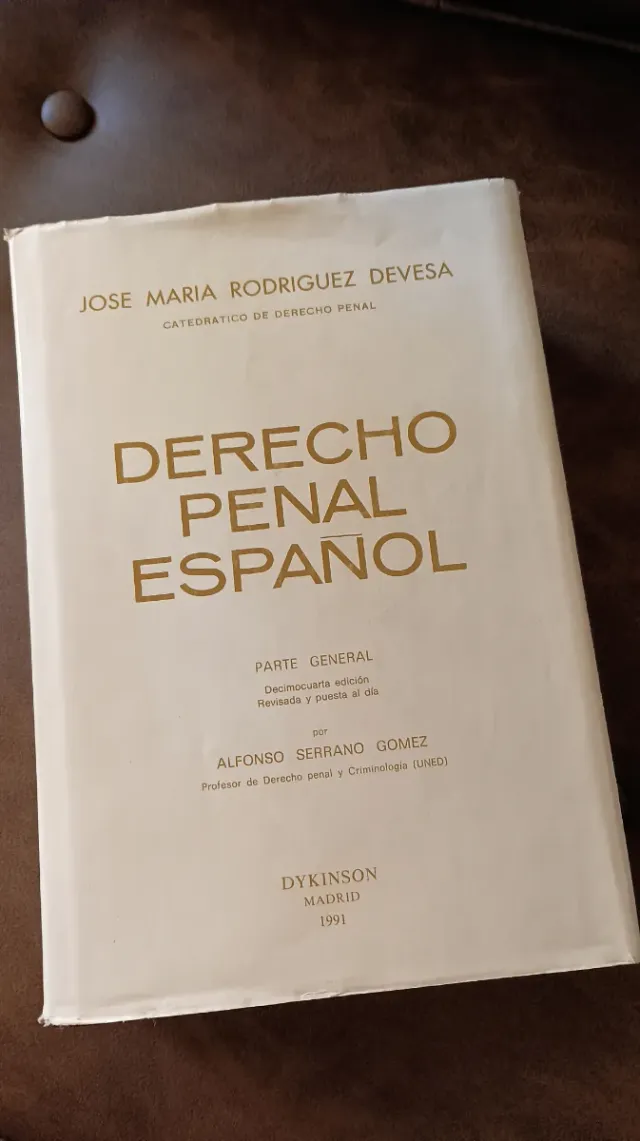 Libros de Derecho Romano y Derecho Penal.