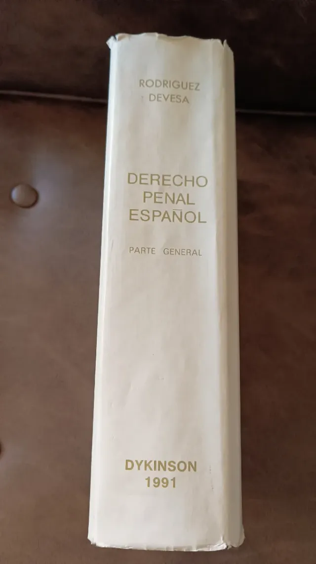 Libros de Derecho Romano y Derecho Penal.