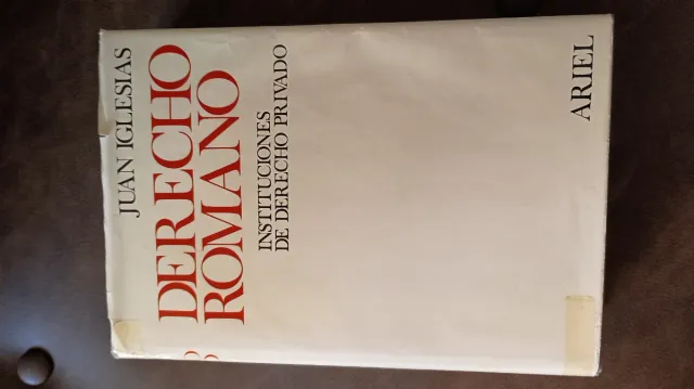 Libros de Derecho Romano y Derecho Penal.