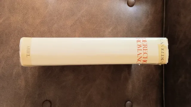 Libros de Derecho Romano y Derecho Penal.