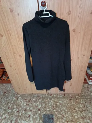 Vestido negro cuello alto manga larga