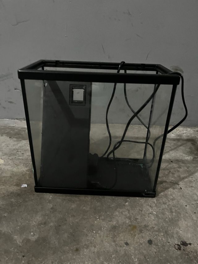 Acuario Negro con Filtro Integrado