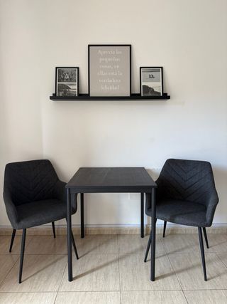 Mesa y 2 sillas comedor