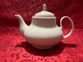 Teiera in porcellana bianca
