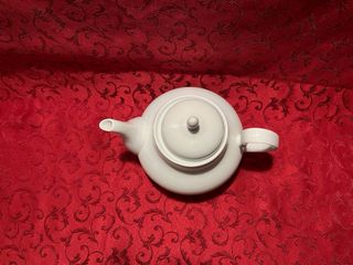 Teiera in porcellana bianca