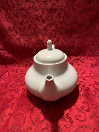 Teiera in porcellana bianca