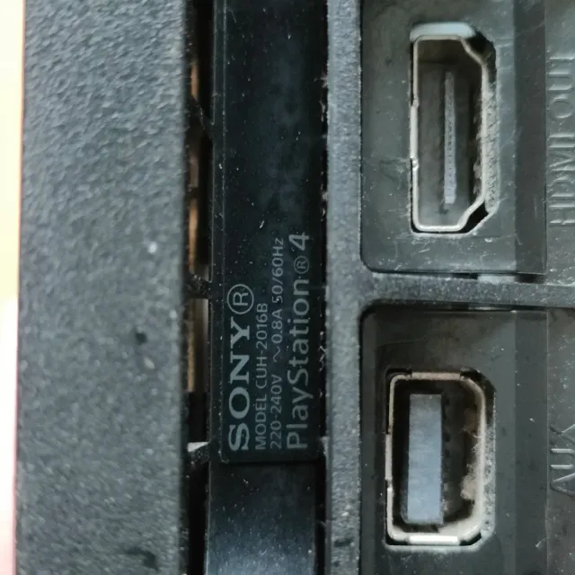 Ps4 Slim 1TB Negra + Mando y Cables