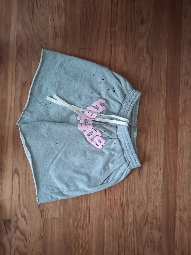 Pantalones cortos grises con detalle rosa