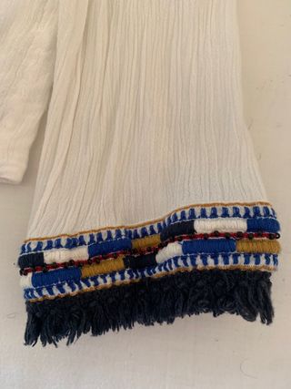 Chaqueta bordada blanca con flecos