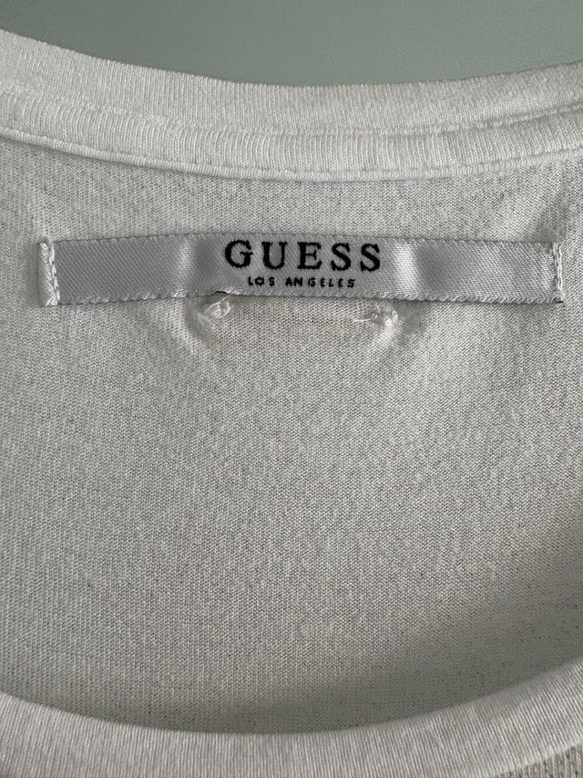 Camiseta Guess Blanca con Lentejuelas Doradas