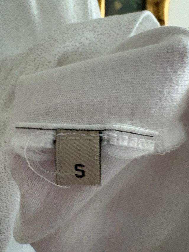 Camiseta Guess Blanca con Lentejuelas Doradas