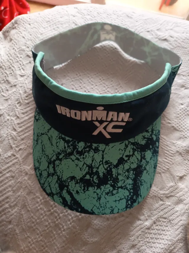 Visera Ironman Negra y Verde