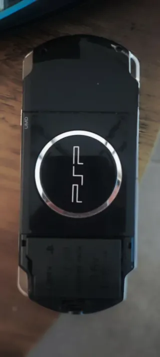 PSP con funda y 2 juegos